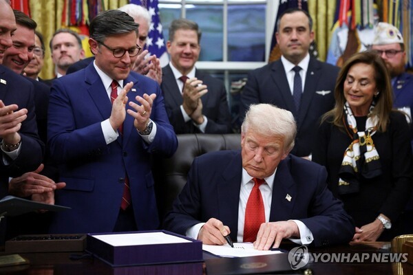 상원과 하원을 통과한 예산안에 서명하는 트럼프. @연합뉴스