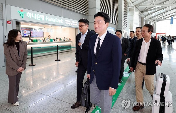 13일 전략경제협력 특사로 출국하는 강훈식 비서실장. @연합뉴스