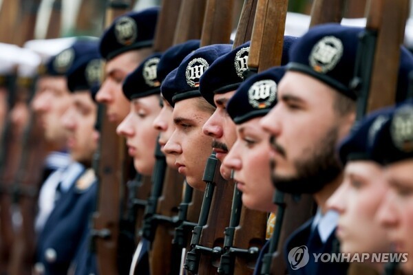 독일은 연방군 병력을 현행 18만명에서 10년 내 최대 27만명으로 늘릴 계획이다. @연합뉴스