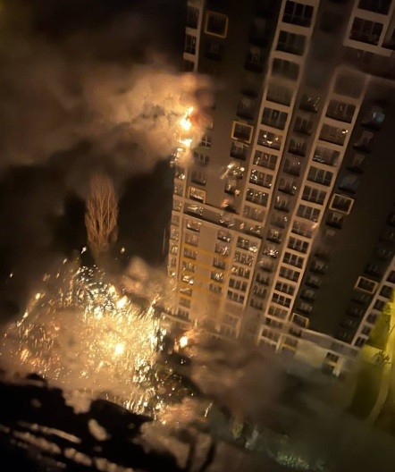 러시아군의 미사일 공격으로 피격된 우크라이나 키이우 고층아파트@Kate from Kharkiv가 x에 개재한 사진