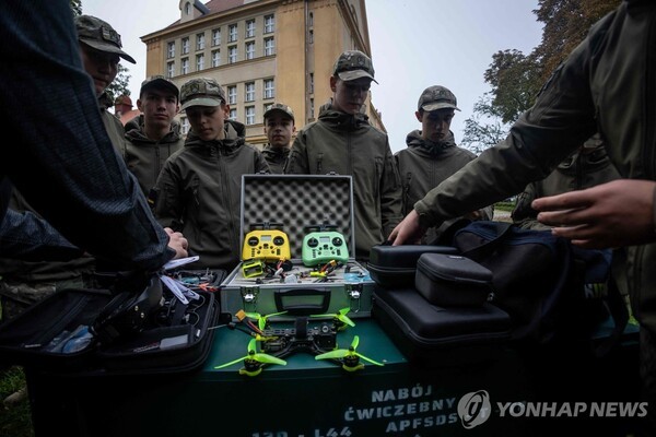 폴란드 군사학교에서 훈련생들이 드론교육을 받고 있다. @연합뉴스