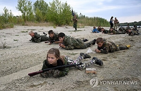 학교에서 군사훈련을 받고 있는 러시아 어린이들. @연합뉴스