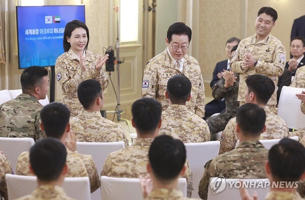 이재명 대통령 내외가 19일 UAE 주둔 아크부대 장병들을 격려하고 있다. @연합뉴스