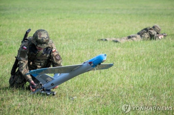 폴란드 병사가 자국산 무인기 '워메이트'를 운용하는 모습@연합뉴스