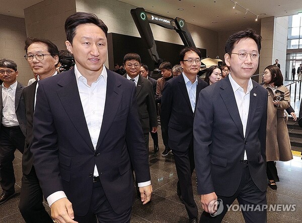 판교 HD현대글로벌R&D센터를 방문한 배경훈 부총리를 맞이하는 정기선 HD현대 회장(왼쪽). @연합뉴스