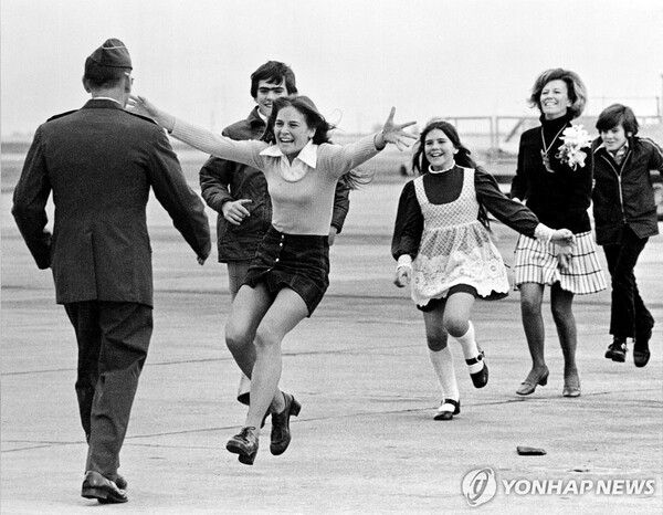 포로생활을 마치고 1973년 귀국한 로버트 스텀 대령이 가족들과 재회하고 있다. 이 사진은 그 해 퓰리처상 수상작이 됐다. @연합뉴스