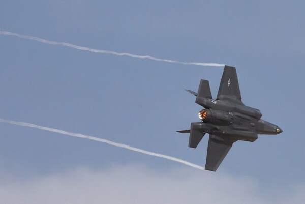 두바이 에어쇼 2025에서 비행중인 미국 F-35. @연합뉴스