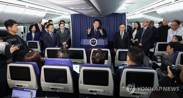 남아프리카공화국을 떠나 튀르키예로 항햐는 도중 기내에서 기자회견하는 이재명 대통령. @연합뉴스