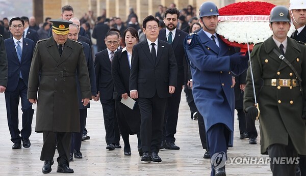 튀르키예 국부 묘소 참배하는 이재명 대통령. @연합뉴스