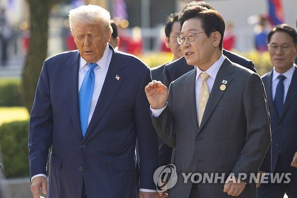 APEC 회의에 참석한 트럼프 대통령과 이재명 대통령이 나란히 걷고 있다. @연합뉴스
