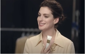 [WEEKEND 스토리] 앤 헤더웨이 CF광고를 일본, 한국에서만 볼 수 있는 이유