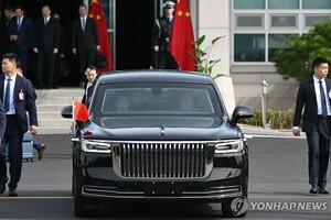 [대통령 전용차 비교] ‘비스트 vs 훙치’ 美中 슈퍼 리무진이 보여주는 국격 경쟁