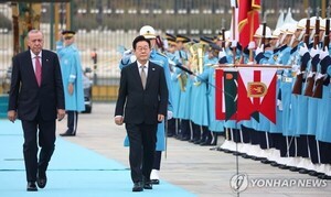 [李대통령 4개국 순방] “UAE와 조만간 큰 결과”, 22조 방산협력 예고